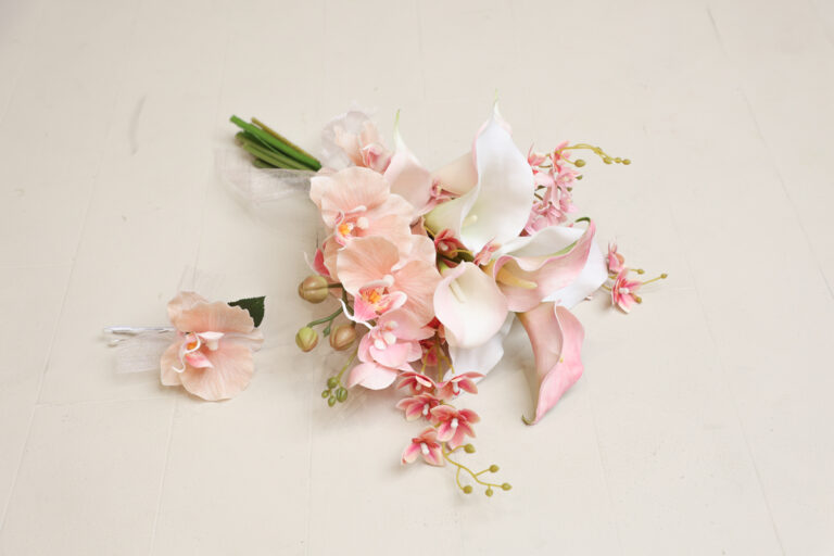 ピンクと白の花のブーケとブートニア